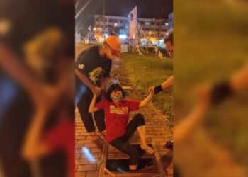 LINA Soo cedera selepas terperosok ke lubang di laluan pejalan kaki semasa meletakkan bendera kempen partinya di sepanjang Jalan Tabuan di sini, malam tadi.