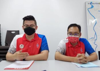 Dr. Kelvin Yii Lee Wuen (kiri) dalam sidang akhbar d Kuching hari ini.