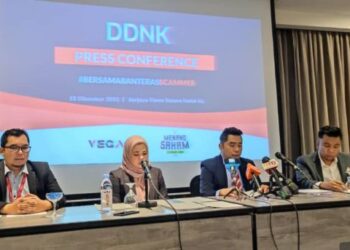 Datuk Dr. Nazri Khan (dua dari kanan)
bersama dari kiri, Azizan Karim, Datin Hasmawatie dan Nur Azman Abdullah menunjukkan bukti dan laporan polis pada sidang media, semalam.