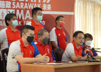 CHONG Chieng Jen, bercakap dalam sidang akhbar di ibu pejabat DAP, di Kuching semalam.