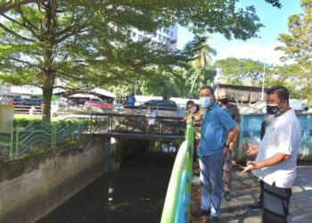 Ar Yew Tung Seang (dua dari kanan) ketika meninjau  pencemaran di Sungai Jelutong dan Sungai Pinang di Georgetown, Pulau Pinang.