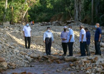 TUAN Ibrahim Tuan Man (dua dari kiri) melawat tapak  projek pembinaan empangan sabo di Titi Hayun, Yan hari ini. - UTUSAN/SHAHIR NOORDIN