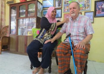 JOHAN Abdullah dan Sarepah Meriam ketika ditemui pemberita di rumah sewa mereka di Taman Mantau Indah 1, Seremban hari ini. - UTUSAN/BADRUL HAFIZAN MAT ISA
