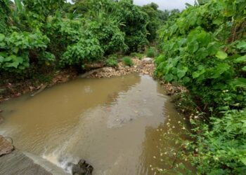 TERDAPAT tompokan seperti minyak dan sampah pada permukaan anak Sungai Rinching di Kampung Rinching Tengah, Kajang, Selangor.