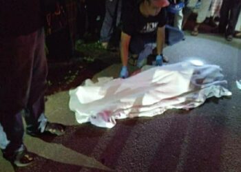 KEADAAN mayat Rosli Che Hassan yang meninggal dunia di tempat kejadian setelah dirempuh babi hutan di Jalan Kampung Charok Juan, Batu 7 Rambong- Baling di Baling semalam.
