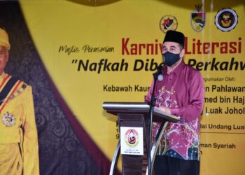 ABAS Nordin sewaktu berucap pada Program Karnival Literasi Undang-Undang Syariah 2021 di pekarangan Balai Undang Luak Johol, Johol, Kuala Pilah hari ini. - GAMBAR/JKSNS