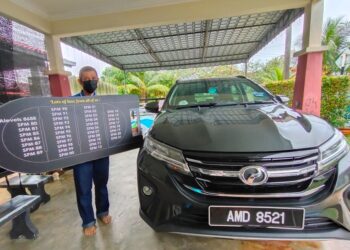 AHMAD Bidin menunjukkan kereta Perodua Aruz yang dihadiahkan oleh 38 kumpulan (batch) pelajar SPM dari tahun 1980 hingga 2021 dan A Level , TKC sempena persaraannya baru-baru ini.-UTUSAN/NOR AINNA HAMZAH.