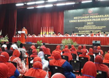MOHAMED Khaled Nordin berucap pada Mesyuarat UMNO Bahagian Pasir Gudang di Dewan Serbaguna Johor Jaya di Pasir Gudang, Johor.