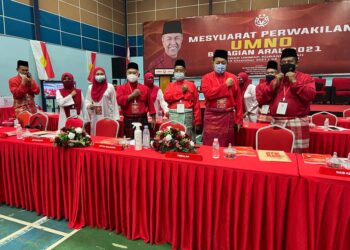 SHAHIDAN KASSIM (lima dari kiri) pada
Mesyuarat Perwakilan UMNO Bahagian Arau di Dewan Unimap, Kubang Gajah, Arau, Perlis hari ini.- UTUSAN