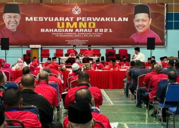 SYED ATIF SYED ABU BAKAR (kanan) mengemukakan bantahan terhadap notis persidangan dan penangguhan mesyuarat perwakilan UMNO bahagian tersebut dalam Mesyuarat Perwakilan UMNO Bahagian Arau, di Kubang Gajah, Arau, Perlis hari ini.- UTUSAN/MOHD. HAFIZ ABD. MUTALIB