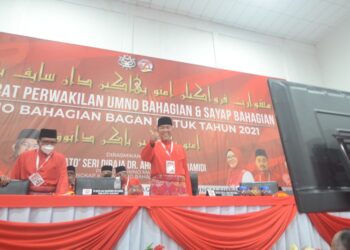 AHMAD Zahid Hamidi (tengah) berucap pada Mesyuarat UMNO Bahagian Bagan Datuk hari ini. - UTUSAN/AIN SAFRE BIDIN