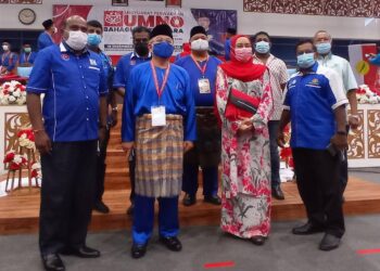DR.  Adham Baba (dua kiri) dan Menteri Perpaduan Negara, Datuk Halimah Mohamed Sadique (dua kanan) selepas perasmian Mesyuarat Perwakilan UMNO Bahagian Tenggara di Kolej YPJ di Kota Tinggi, Johor. -UTUSAN/MASTURAH SURADI
