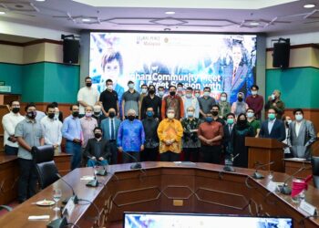 SAIFUDDIN Abdullah (tengah depan) bergambar dengan komuniti Afghanistan di Malaysia pada pertemuan khas di UIAM, Gombak, Selangor kelmarin. – Foto ihsan Wisma Putra