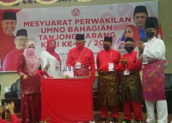 NOH Omar (tiga dari kiri) memotong kek sempena 100 hari Kerajaan Keluarga Malaysia pada Mesyuarat Perwakilan UMNO Bahagian Tanjong Karang hari ini. - UTUSAN / ABDUL RAZAK IDRIS