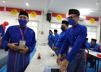 AHMAD Jazlan Yaakob (kiri) beramah mesra dengan perwakilan yang hadir ke Mesyuarat UMNO Bahagian Machang di Pusat Transformasi Ilmu Bukit Tiu, Machang, Kelantan hari ini. - UTUSAN/YATIMIN ABDULLAH