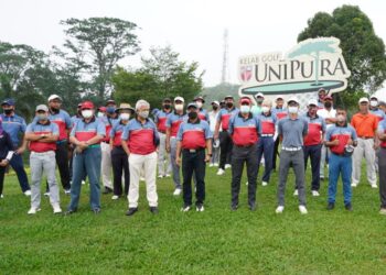 MUHAZAM Mansor (tengah depan bertopi biru) ditemani Pengarah Pusat Sukan UPM Dr Hanafiah Ayub (empat dari kanan) bersama peserta kejohanan golf amal sambutan Jubli Emas 50 tahun.