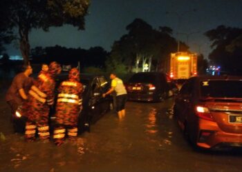 KEJADIAN banjir di Jalan Perajurit 1, Kampung Telok Gong, Klang. -Gambar/Jabatan Bomba dan Penyelamat Selangor