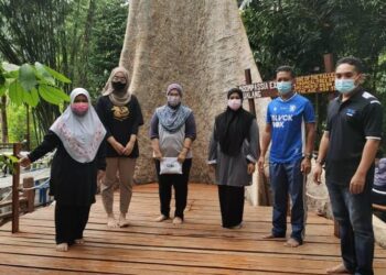 RASDAN Salleh (dua dari kanan) bersama sebahagian pengunjung yang terkandas masih menginap Danz Eco Resort Kuala Tahan di Jerantut, Pahang. - GAMBAR IHSAN DANZ ECO RESORT