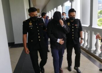 CHEAH Kuang Ming (tengah) hadir di Mahkamah Sesyen Kuala Lumpur bagi menghadapi pertuduhan rasuah. - UTUSAN/NORLIZAH ABAS