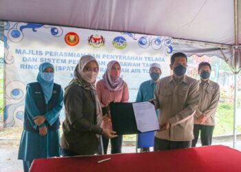 SURAYA Yaacob (barisan belakang, dua kiri) menyaksikan Abdullah Sulaiman (kiri) menyerahkan dokumen SPATR kepada Noorulhuda Mohammed Ali di Loji Rawatan Air Tupah, Merbok, Sungai Petani hari ini. - UTUSAN/SHAHIR NOORDIN