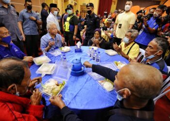 ISMAIL Sabri turut meluangkan masa menjamu selera bersama mangsa banjir yang yang ditempatkan di PPS Dewan D'Sury, Kuala Klawang, Jelebu hari ini.-UTUSAN/MOHD. SHAHJEHAN MAAMIN.