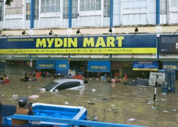 PASAR raya Mydin di Seksyen 25 Shah Alam yang dinaiki air dalam banjir di Selangor, baru-baru ini.