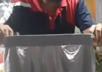 SELUAR dalam koyak yang menjadi barang sumbangan mangsa banjir dikecam warganet.