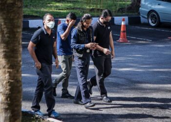 EMPAT pegawai kastam yang dijatuhi hukuman penjara selama dua tahun setelah mereka disabitkan dengan kesalahan menerima rasuah di Mahkamah Sesyen, Alor Setar hari ini. - UTUSAN/SHAHIR NOORDIN