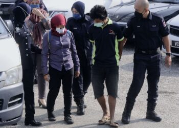 GAMBAR fail pada September lalu ketika Afiq Abdullah (dua kanan) dan isterinya (tiga dari kiri) dibawa ke Mahkamah Majistret Kuala Pilah bagi didakwa atas pertuduhan penganiayaan sehingga menyebabkan kecederaan kepada seorang kanak-kanak lelaki berusia 16 bulan dalam kejadian di Felda Bukit Jalor, Tampin.