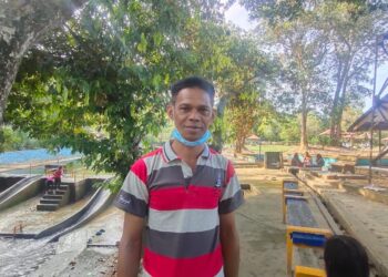 KEADAAN gelongsor air yang berlumut serta jubin pecah menimbulkan kegusaran pengunjung di Sungai Batu Pahat di Kangar, Perlis. - UTUSAN/SYED AZLAN