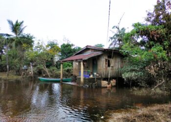 BANJIR termenung melanda Kampung Bendang Perol, Rantau Panjang, Kelantan sejak dua minggu lalu. - UTUSAN/YATIMIN ABDULLAH