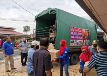 UMNO Pasir Salak turun padang membantu mangsa banjir di Selangor dan Pahang dimana seramai 180 keluarga telah menerima sumbangan barangan elektrik.
