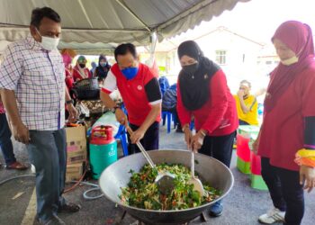 AHMAD Maslan (dua dari kiri) bersama Ketua UMNO Bahagian Tampin, Datuk Mohd. Isam Mohd. Isa (kiri) membantu menyediakan makanan pada Program Gotong-royong Perdana di Taman Pinggiran Sungai Kelamah, Tampin hari ini. - UTUSAN/NOR AINNA HAMZAH