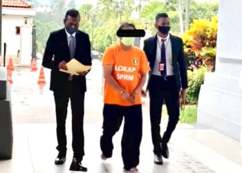 SEORANG pengurus syarikat direman bagi membantu siasatan rasuah.