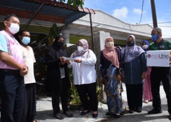 DR. MARZITA Puteh (empat dari kanan) menyampaikan sumbangan kepada kepada pelajar sambil disaksikan Dr. Abdul Rahim Razalli  (kiri) di Bagan Datuk semalam. - UTUSAN/IHSAN UPSI