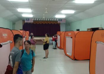 MANGSA kejadian ribut berpindah berteduh di balai raya Kampung Opar.