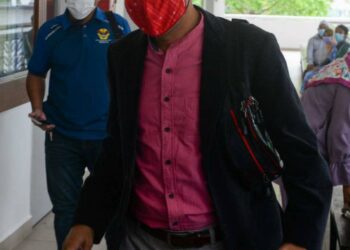 MUHAMAD Tarmymy Che Ani pertuduhan membabitkan kesalahan menggunakan jawatan untuk mendapatkan suapan dihadapkan Mahkamah Sesyen di Alor Setar hari ini. - UTUSAN/MOHD. RAFIE AZIMI