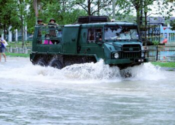 JENTERA angkatan tentera digunakan bagi membantu mangsa banjir untuk dipindahkan di Jalan Datuk Low Kiok Boo berdekatan Taman Komuniti Angkasa Nuri, Batu Berendam, Melaka. - UTUSAN/RASUL AZLI SAMAD