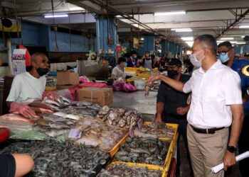 SAIFULLIZAN Kamarul Zaman (kanan) mengadakan tinjauan pelaksanaan SHMKM di Pasar Besar Ipoh hari ini. - UTUSAN/ZULFACHRI ZULKIFLI