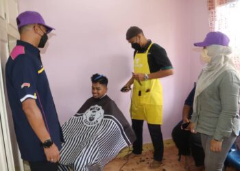 SHAHANIZA Shamsuddin (kanan) Dr. Mohd. Ilham Adenan (kiri) menyaksikan perkhidmatan gunting rambut ditawarkan mahasiswa di Masmed di UiTM Jengka di Maran, Pahang. -UTUSAN/SALEHUDIN MAT RASAD