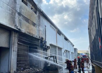 PASUKAN bomba sedang memadam kebakaran sebuah kilang pemetik api di Seksyen 22, Shah Alam, Selangor, hari ini.