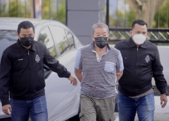 LAI Ching Wai (tengah) dibawa ke Mahkamah Sesyen Seremban bagi didakwa atas 21 pertuduhan kes pengubahan wang haram. - UTUSAN/MOHD. SHAHJEHAN MAAMIN