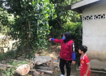 FADILAH Ishak yang tinggal di rumah setinggan di bandar Gua Musang, Kelantan sering berdepan banjir setiap tahun. – UTUSAN/AIMUNI TUAN LAH