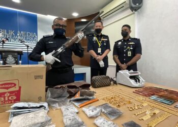 RAMLI Mohamed Yoosuf (kiri) menunjukkan senapang patah yang turut dirampas dalam serbuan dadah di Taman Dahlia, Temerloh dalam sidang akhbar di Ibu pejabat Polis Kontinjen (IPK) Pahang di Kuantan, Pahang. - UTUSAN/ DIANA SURYA ABD WAHAB