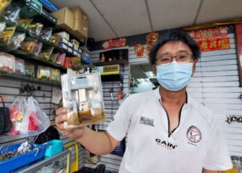 RANDY Gain Jin Way menunjukkan tombol pintu yang tidak lagi boleh dijual di Jalan Mewah 25/63, Taman Sri Muda, Seksyen 25, Shah Alam, Selangor.