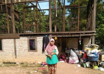 SEORANG penduduk, Maryamah Bari berdiri di hadapan rumahnya yang dirobohkan sebelum berpindah di lokasi lain di Kampung Pulau Tiga, Sungai Layar, Jalan Lencongan Barat, Sungai Petani, Kedah, semalam. – UTUSAN/ABD. RAZAK OSMAN