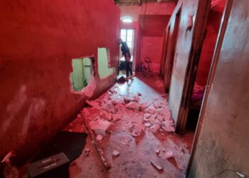 RUMAH merah yang menjadi sarang pelacur terdiri warga asing diserbu Imigresen di Jalan Silang, Kuala Lumpur. - IHSAN IMIGRESEN