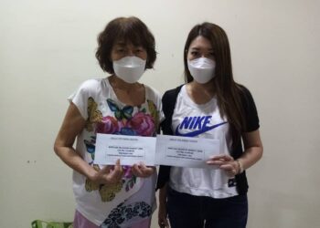 ELLY Kong (kanan) bersama ibunya, Tan Wan Ling menunjukkan sampul BSB yang diterima mereka di Pejabat Daerah dan Tanah Klang, Klang, Selangor hari ini. - UTUSAN/MOHAMAD NAUFAL MOHAMAD IDRIS