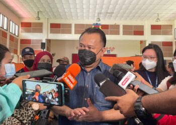 ALEXANDER Nanta Linggi bercakap kepada pemberita selepas membuat lawatan mangsa banjir di PPS SMK Sungai Rambai, Jasin, Melaka. - UTUSAN/DIYANATUL ATIQAH ZAKARYA