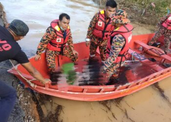 MAYAT Gan Ai Boon ditemukan dalam sungai setelah dihanyutkan arus deras ketika banjir di Serakek, Buloh Kasap di Segamat, Johor.